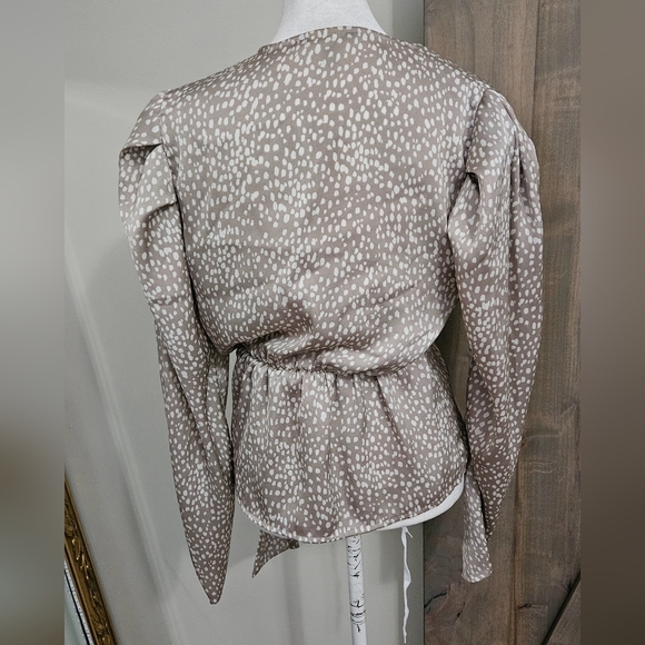 EXPRESS Satin Polka Dot Print V Neck Puff Sleeve Wrap Tie Blouse.Taupe/white.XS - Picture 9 of 13